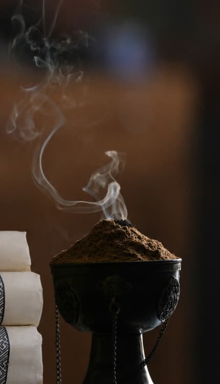 焚香儀式：香爐與煙霧