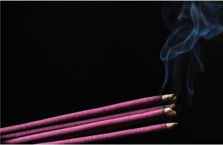焚香時刻：一縷煙霧升起