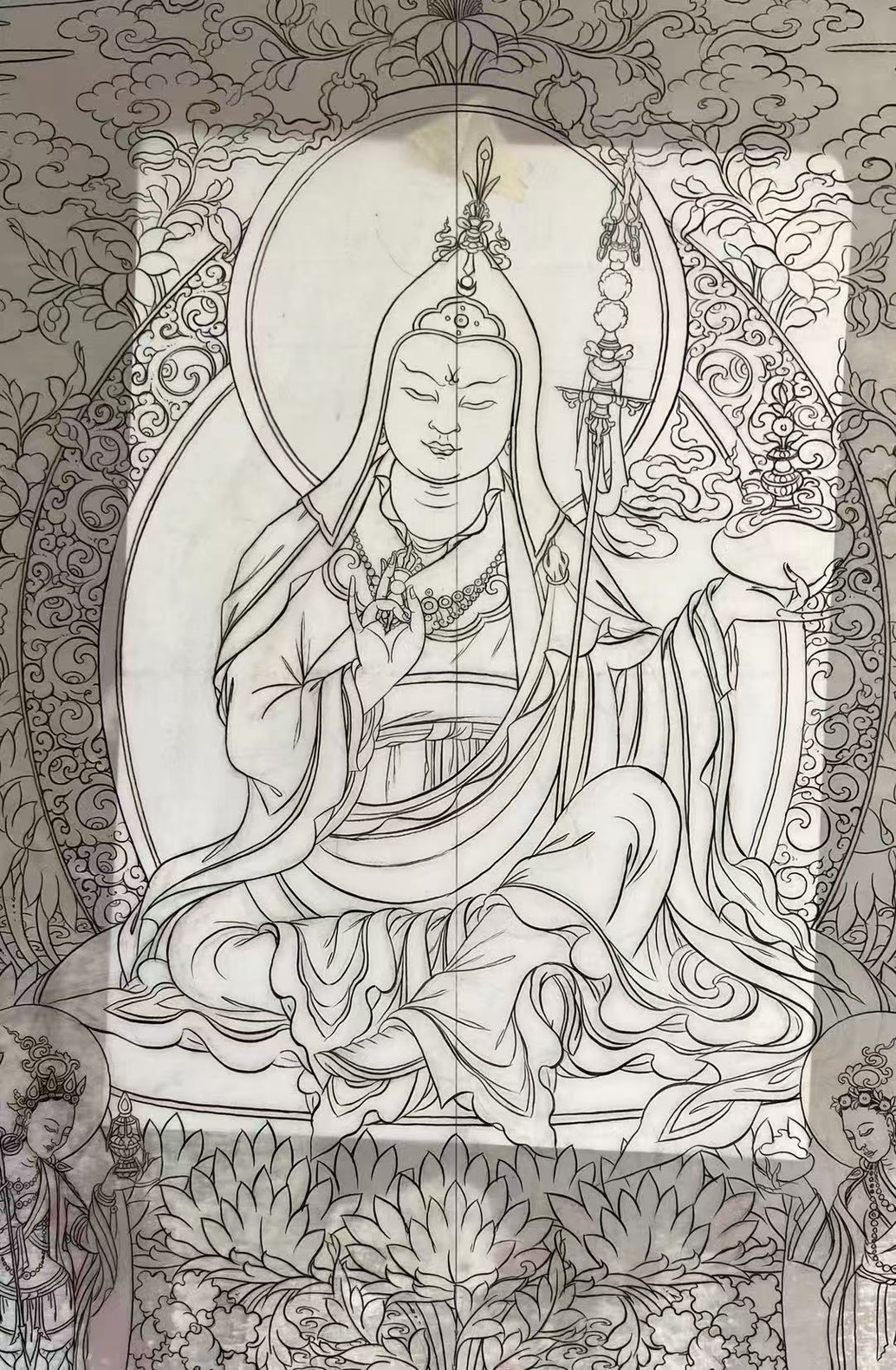 唐卡線稿細部：衣紋與法器勾勒